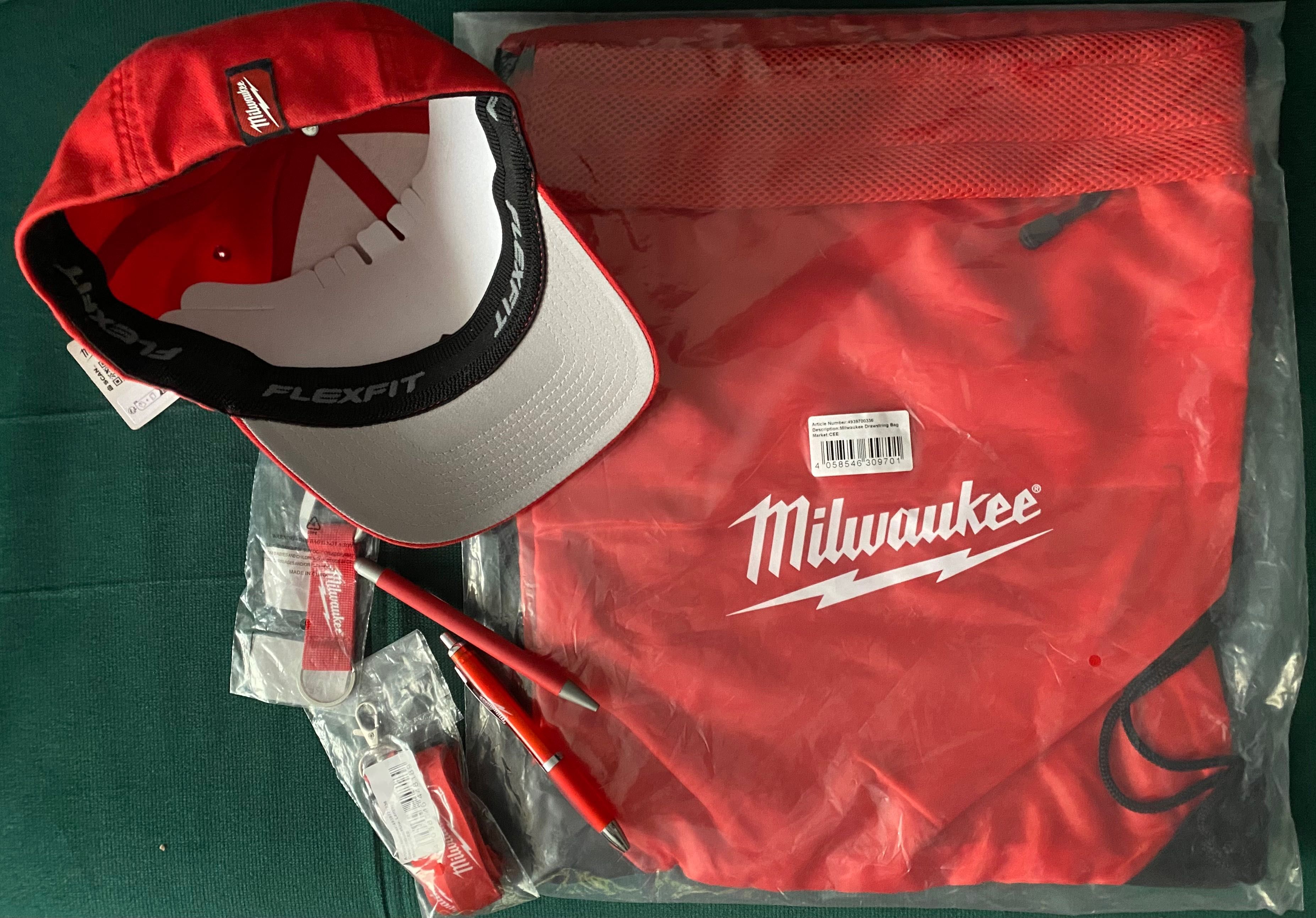 Zestaw Milwaukee na prezent. Czapka, worek, brelok, smycz i inne