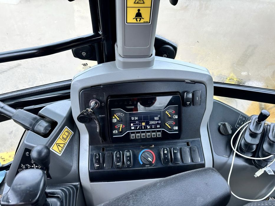 Koparko-ładowarka  2021 r CAT 428 NEXT GEN STAGE V