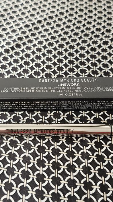 Danessa Myricks Beauty  czarny eyeliner
