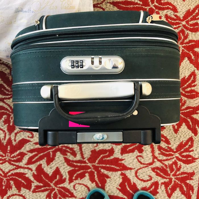 Валіза………………………..