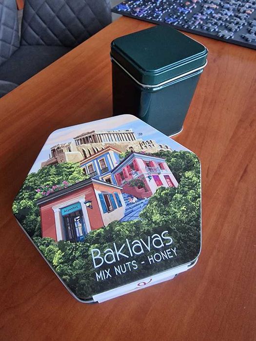 2 metalowe pojemniki