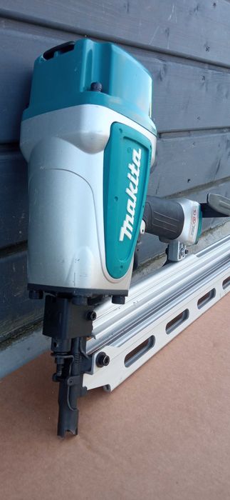 MAKITA Gwoździarka pneumatyczna 50-90 mm 8,3 bar kąt 21 °