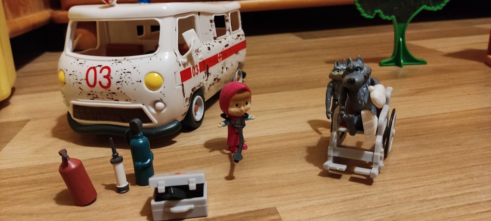 Domek, ambulans Masza i niedźwiedź