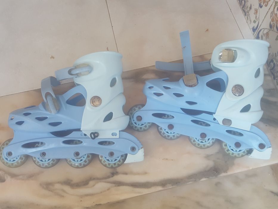 Par  de  patins  em linha  para  crianças  e  também  adolescentes