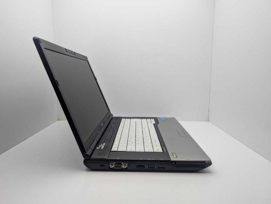 Fujitsu S752: Intel i3-3320M HDD:500gb RAM:6gb Intel HD Graphics 15.6