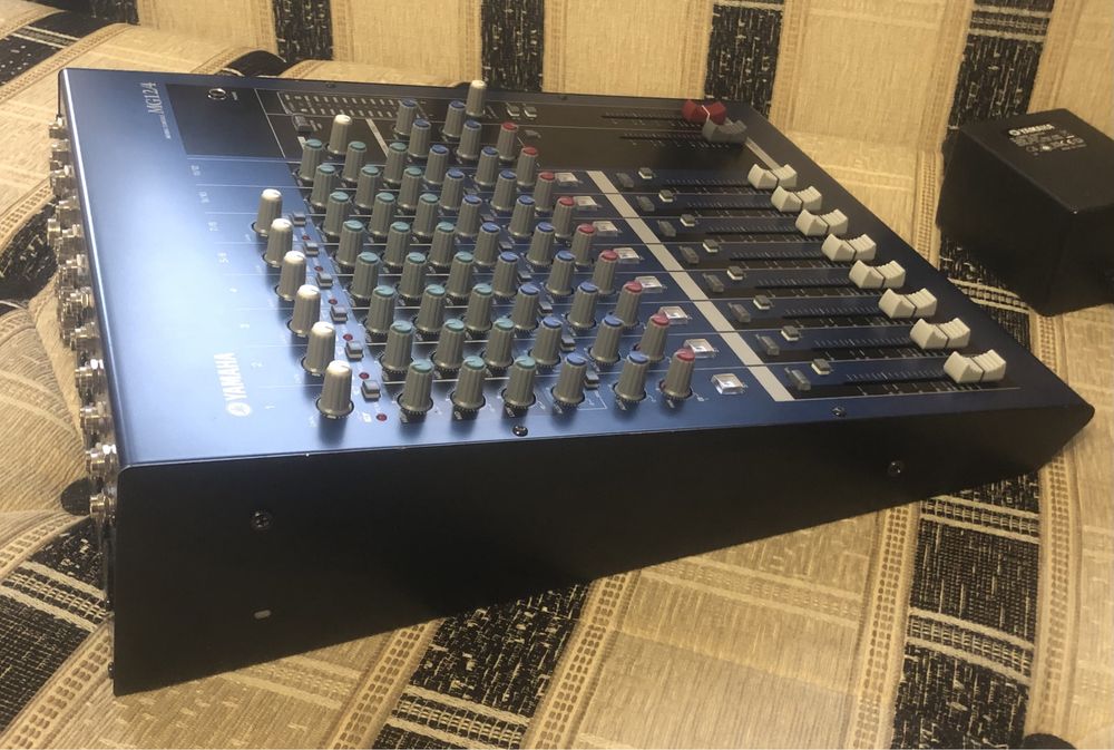 Продам 12-ти канальний мікшерний пульт Yamaha MG12/4.