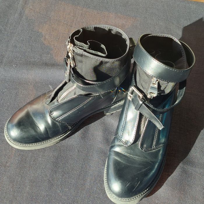 Botas modernas, pretas com fecho e fivelas