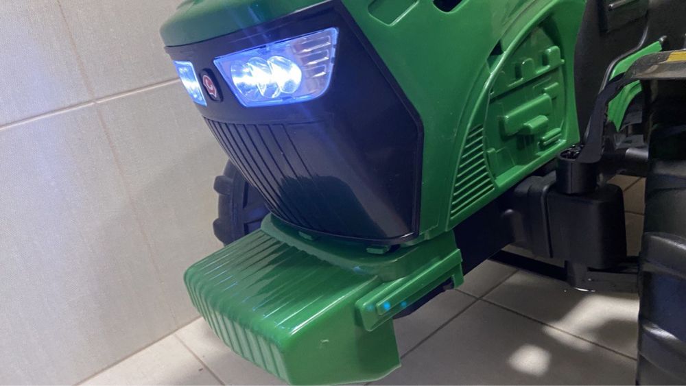 Дитячий трактор як електро машина електромобіль