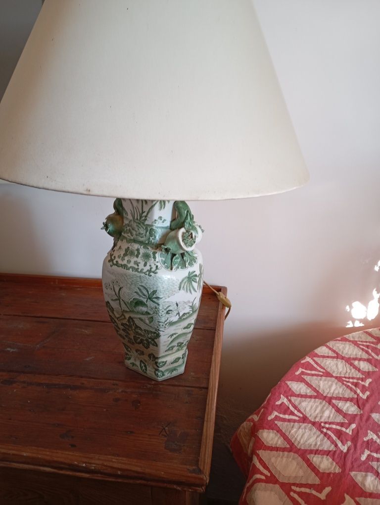 Candeeiro de em louça oriental com decoração ao estilo Companhia das Í