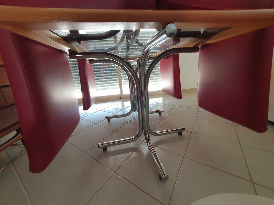 Mesa de refeição com cadeiras