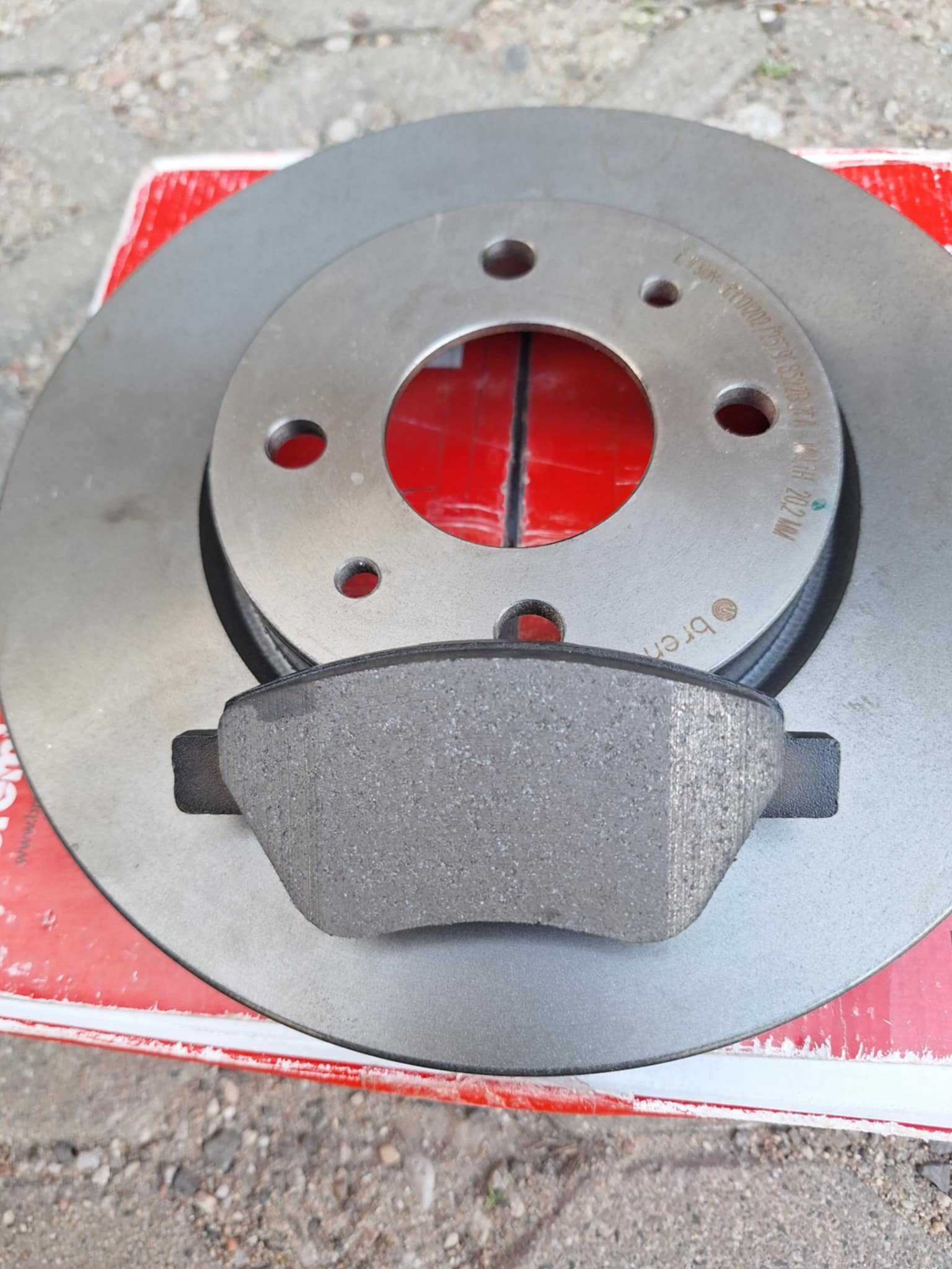 Tarcze i klocki Brembo do Fiata Bravo 2 na przednią oś