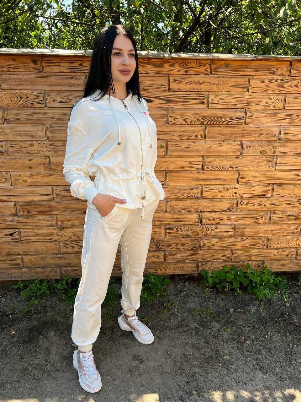 Жіночий білий ультра модний костюм на літо