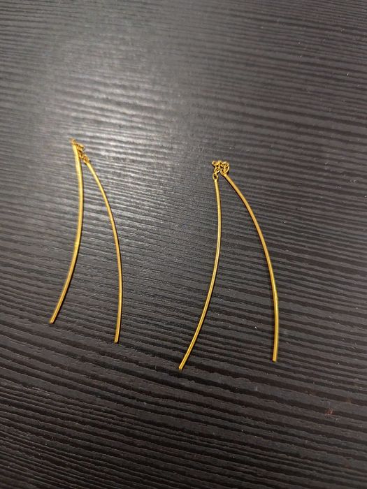 Brincos dourados cheios de estilo