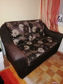 Sofa dwuosobowa brąz w kwiaty.