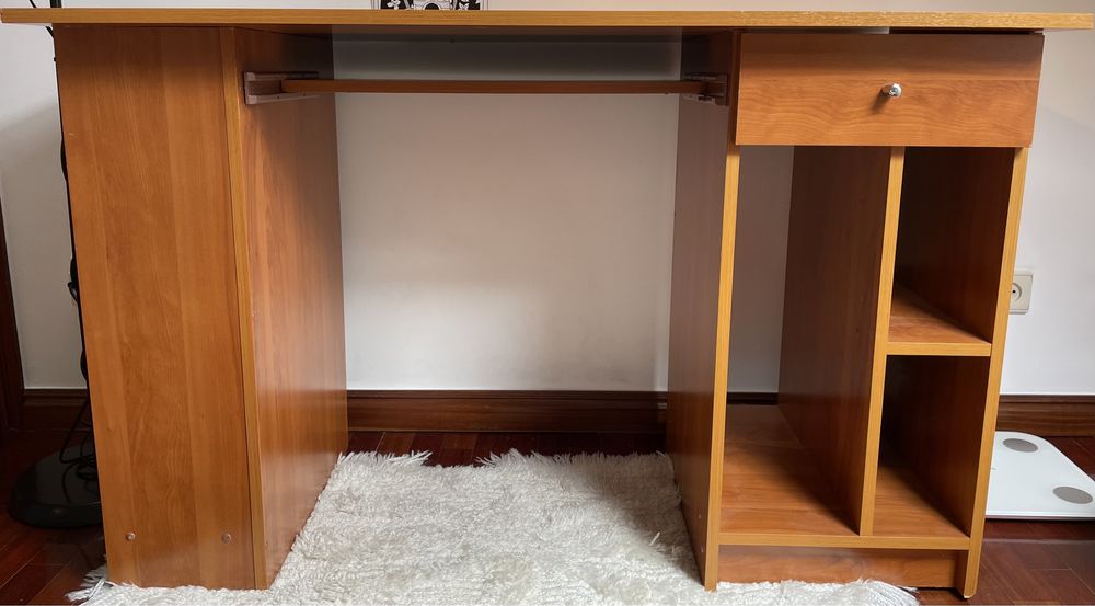 Secretária de madeira