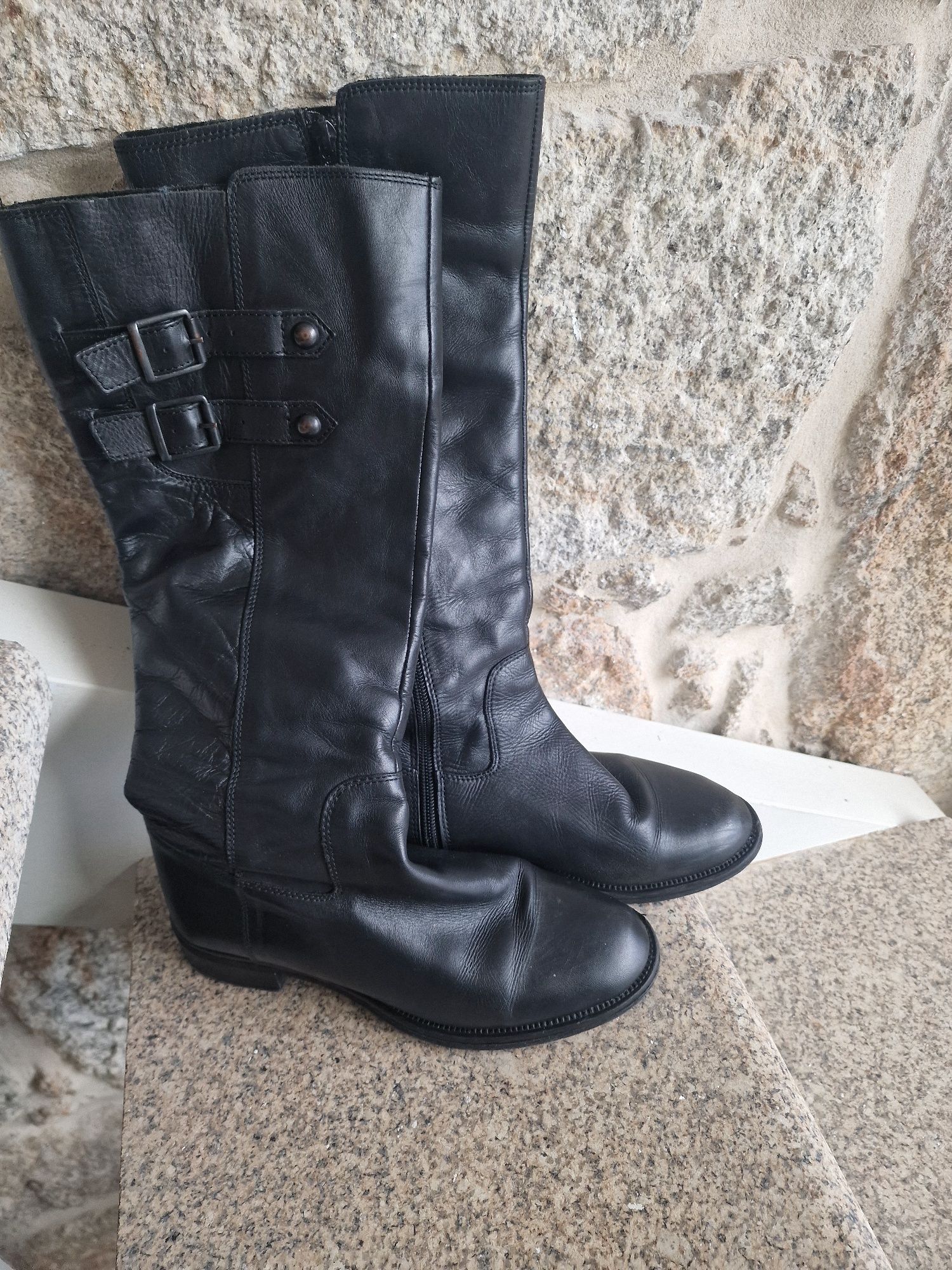 Botas com cano pretas da foreva pele genuina