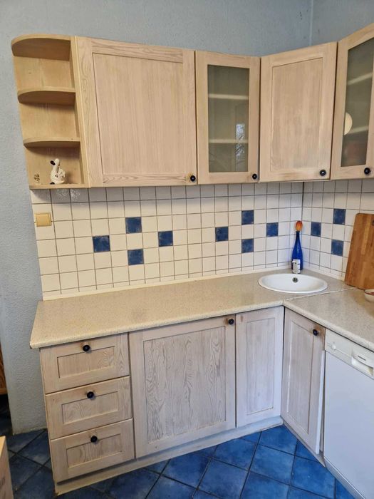 Górne szafki kuchenne, drewniane fronty