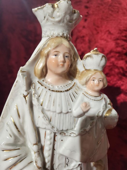 Maryja Królowa Matka Boża z Montaigu z porcelany