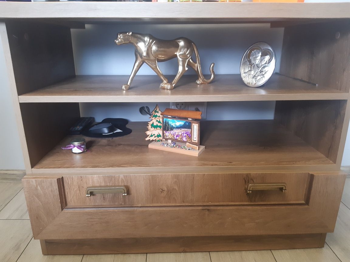 Szafy ze stoliczkiem pod tv