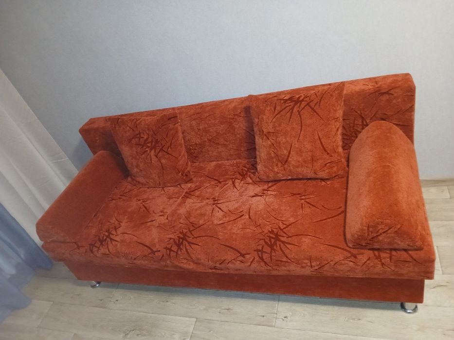 Диван( книжка ) красный