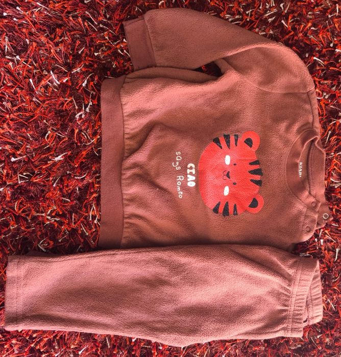Conjunto de 2 fatos:sweat e calça- 24 meses