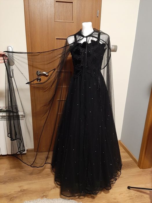 Piękna rozkloszowana balowa sukienka Vintage peleryna dżety sesja