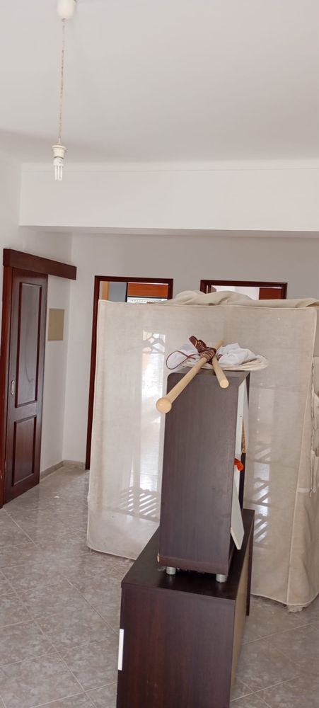 Cama, cabeceira, secretaria, estante