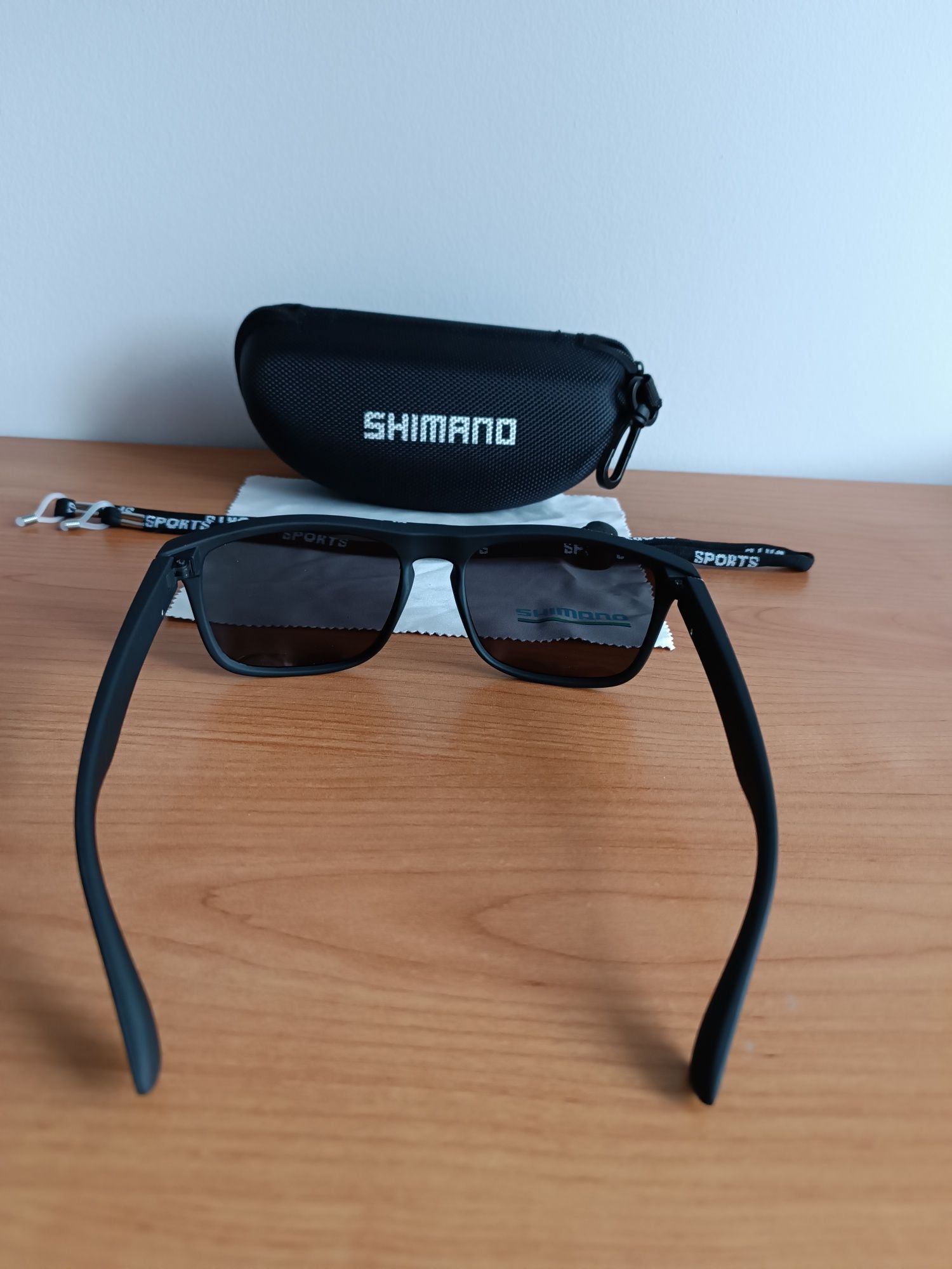Okulary przeciwsłoneczne polaryzacyjne Shimano.