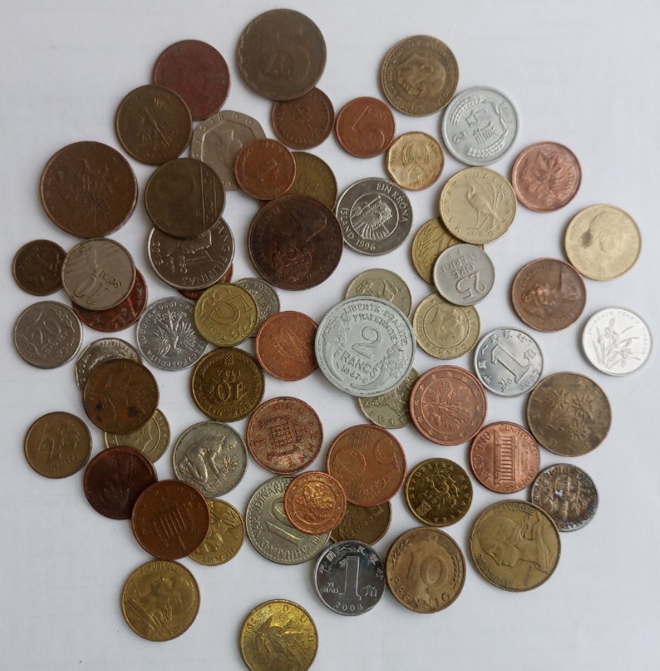 Монеты разные иностранные много.