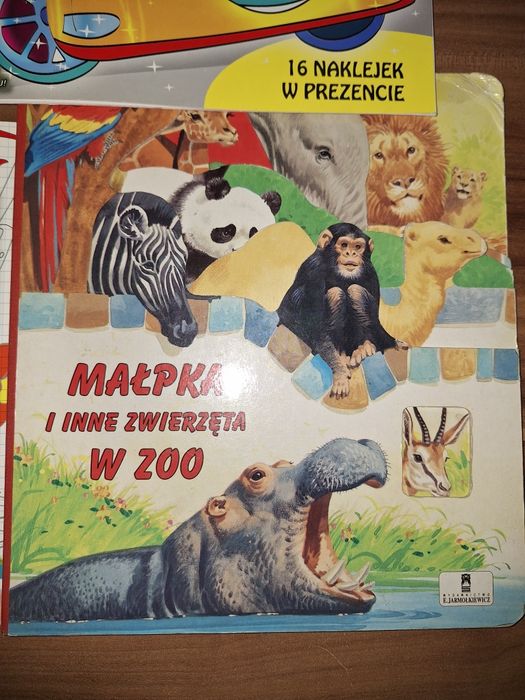 Małpka i inne zwierzęta w zoo
