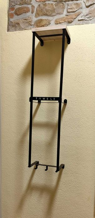 Półka łazienkowa na ręczniki wiszący nowoczesny z haczykami półką