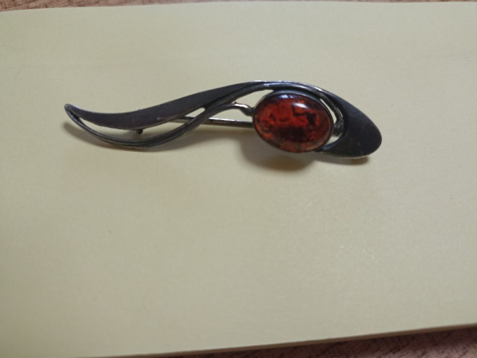 Broszka z PRL-u z bursztynem