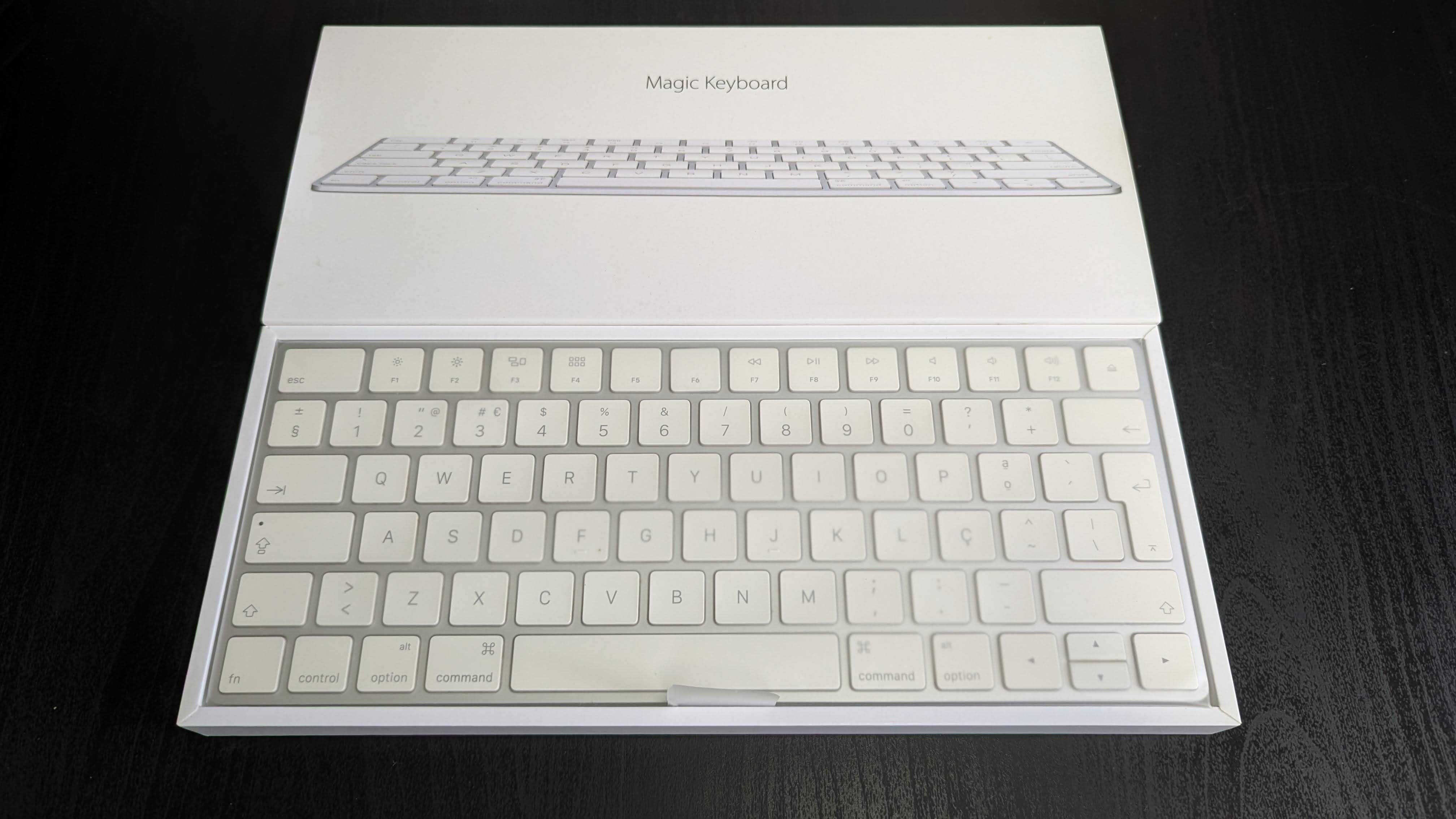 Teclado Apple Magic Keyboard c/ caixa