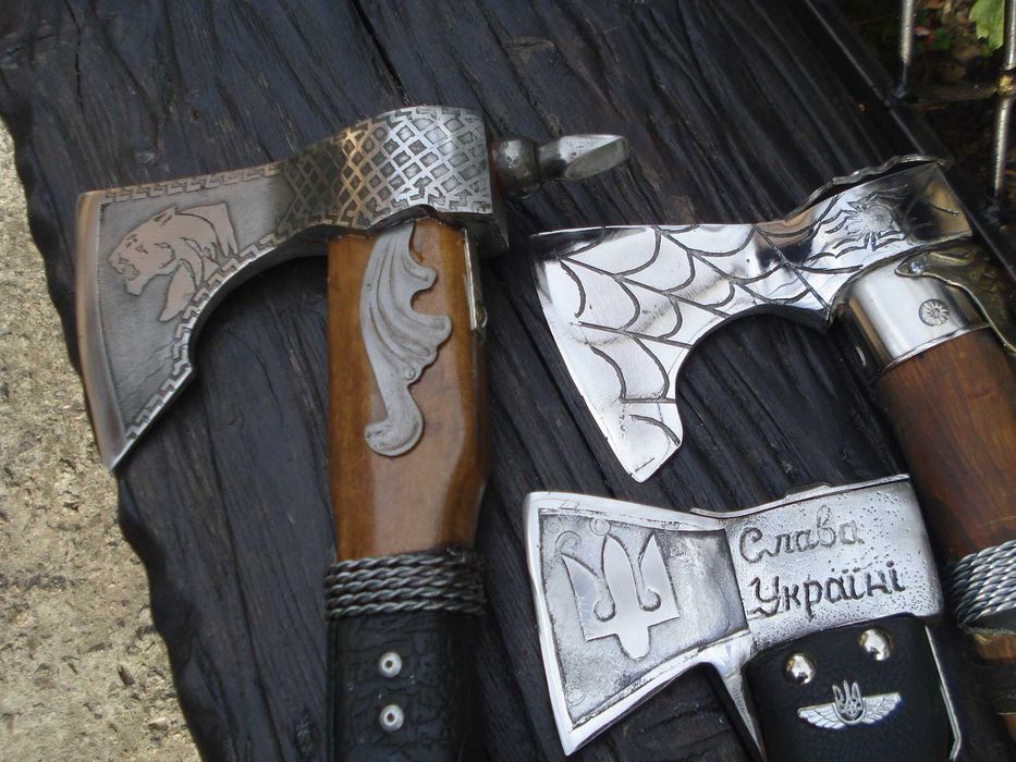 Продам  топор  ручной  работы .