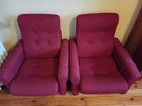 dwa czerwone fotele