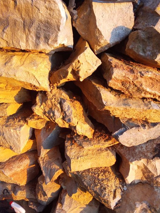 Dou pedras para muro