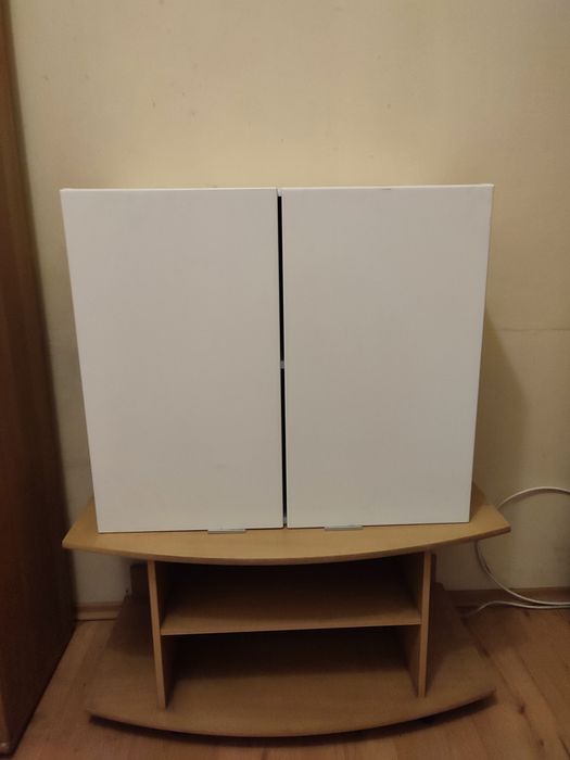 Biała szafka wisząca kuchenna z uchwytami