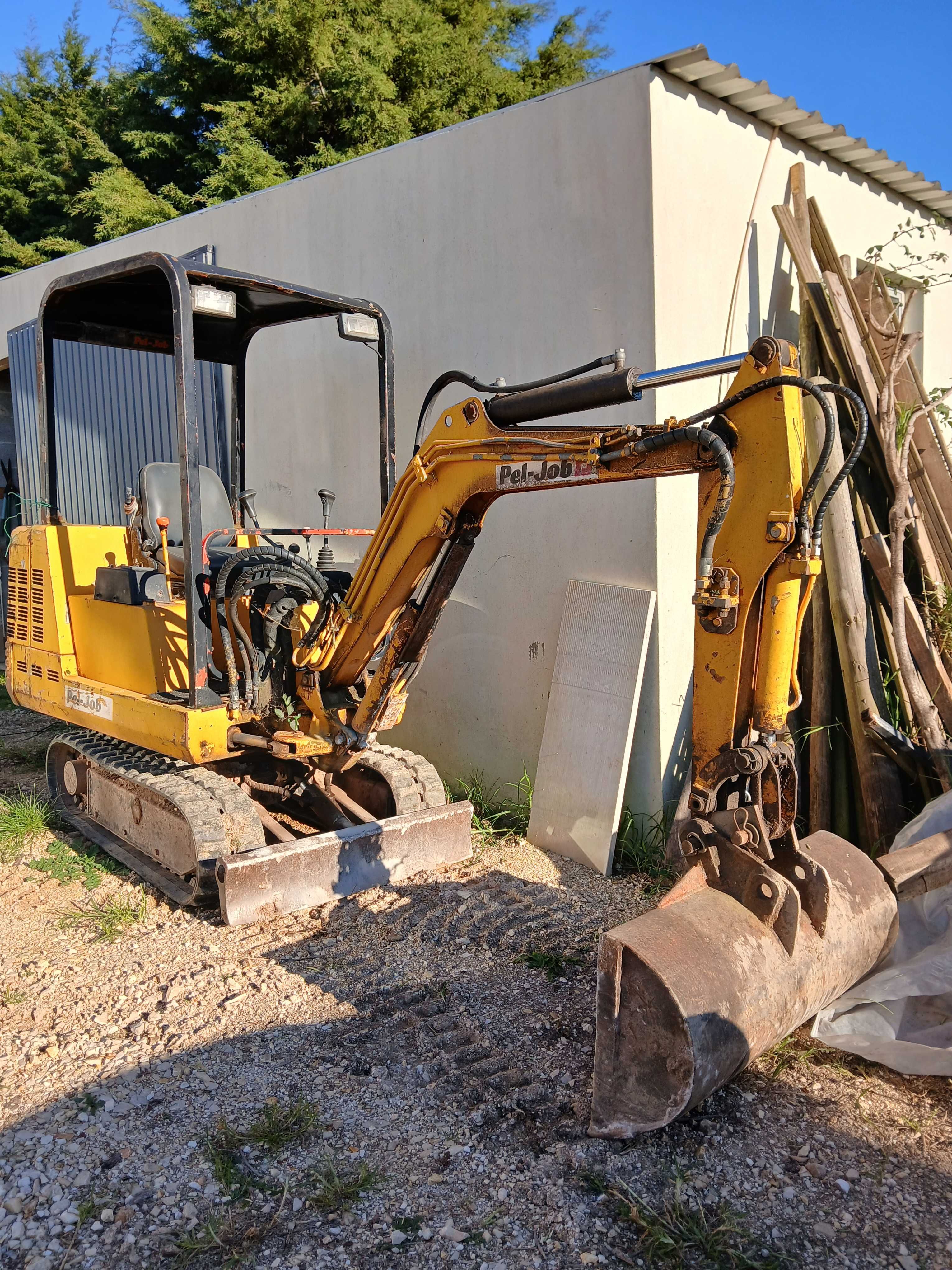 Mini-giratória Peljob/Mitsubishi 1.500kgs 2 baldes