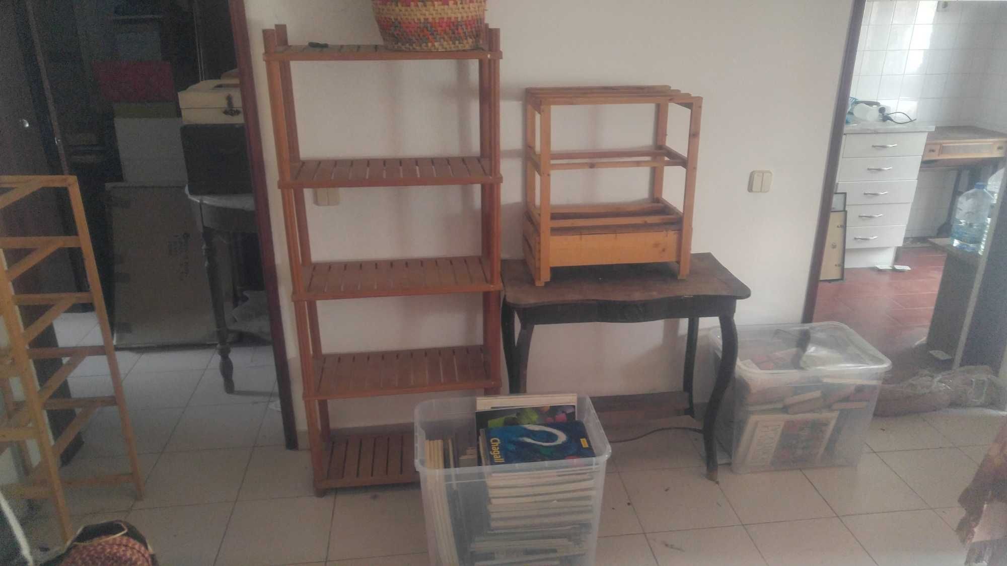 Vendo mobilia usada (cama, colchão, armário, estantes, fogão