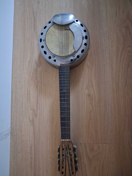 Viola antiga (Banjo) contruida à mão.