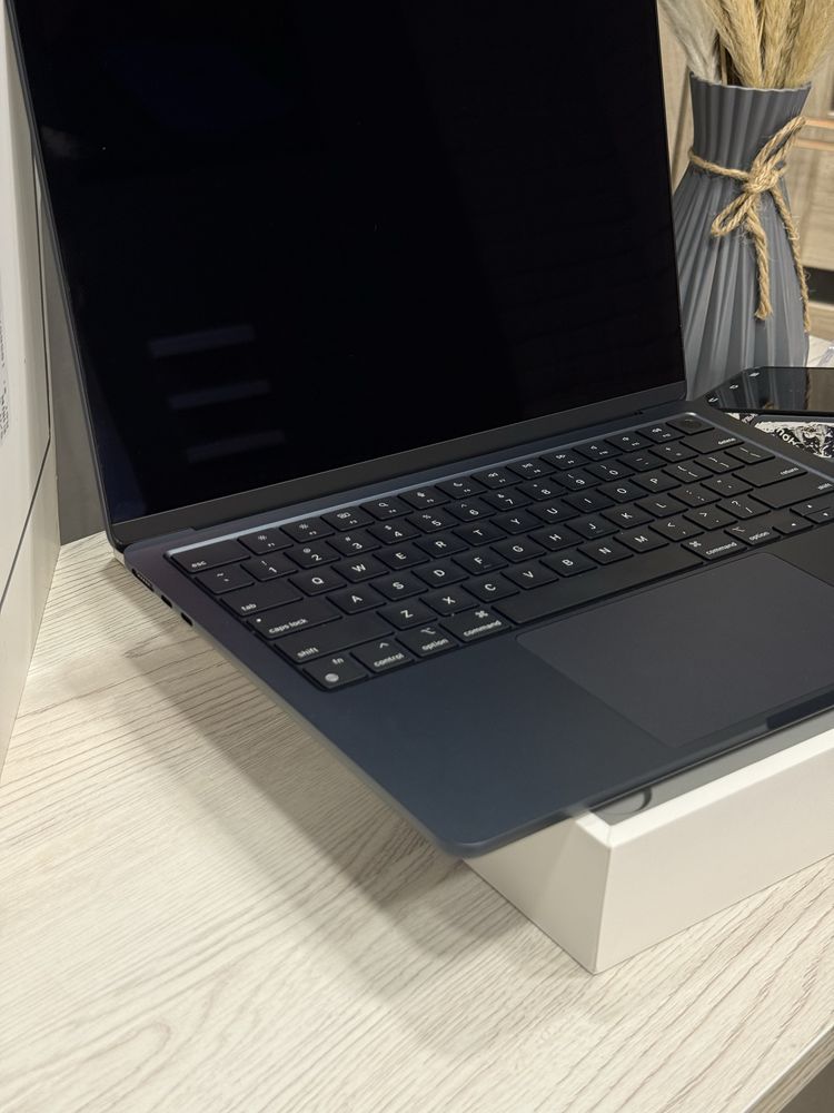 Macbook AIR M3 13’ 8/256gb midnight, повний комплект. Стан нового