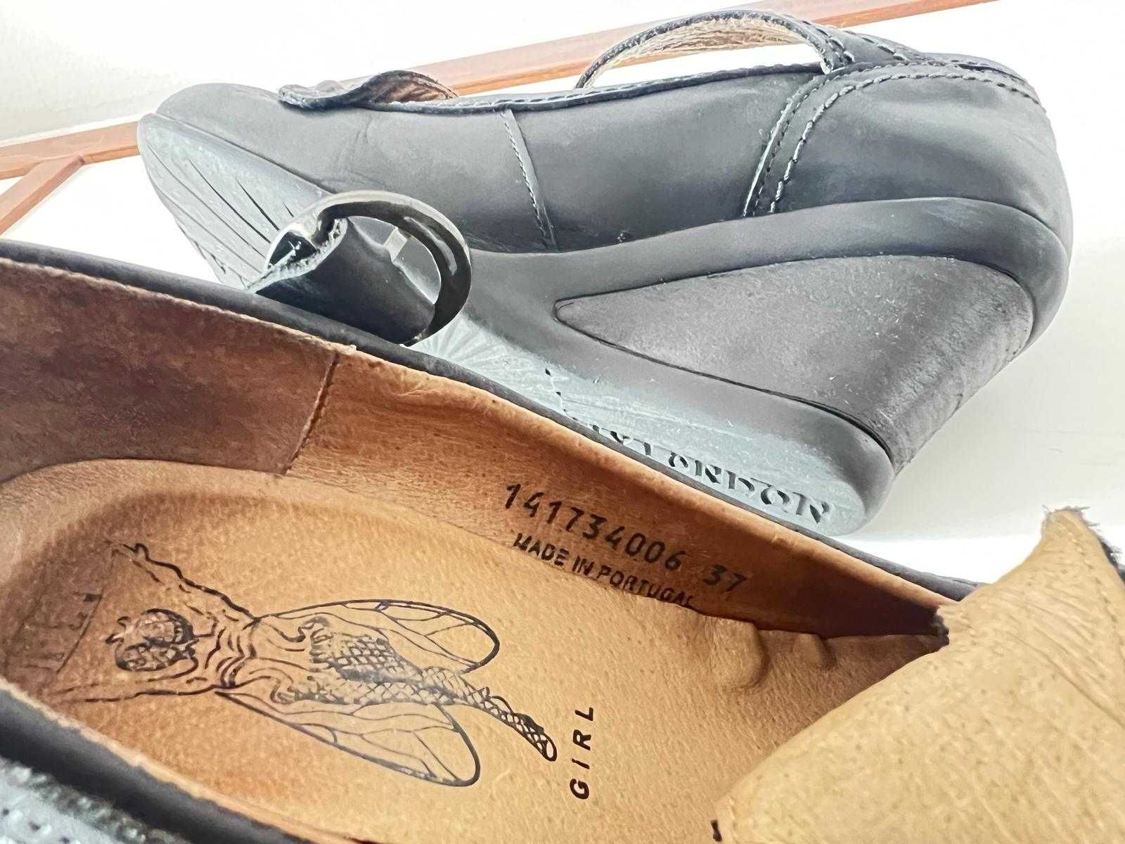Sapatos em pele preta Fly London