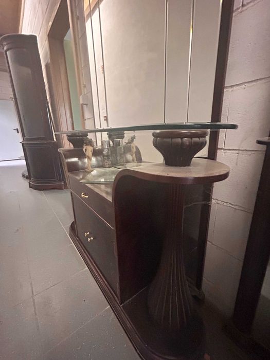 Aparador em madeira com espelho