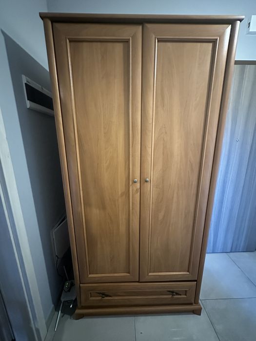 Oddam za darmo. Drewniana szafa orwierana na wieszaki