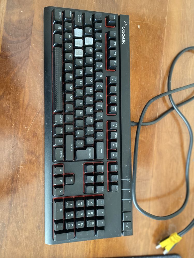 Teclado Mecânico Corsair Strafe RGB Cherry MX Red
