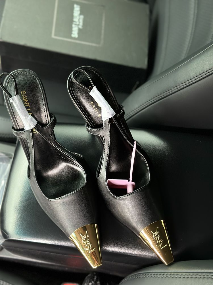 Туфлі YSL.