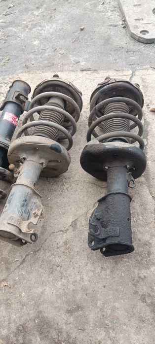 Стойки передние и задние Мазда 323 в сборе