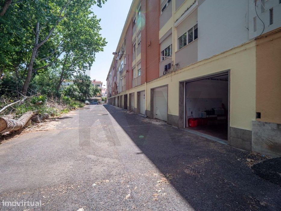 Box em frente ao Colégio Maristas de Carcavelos