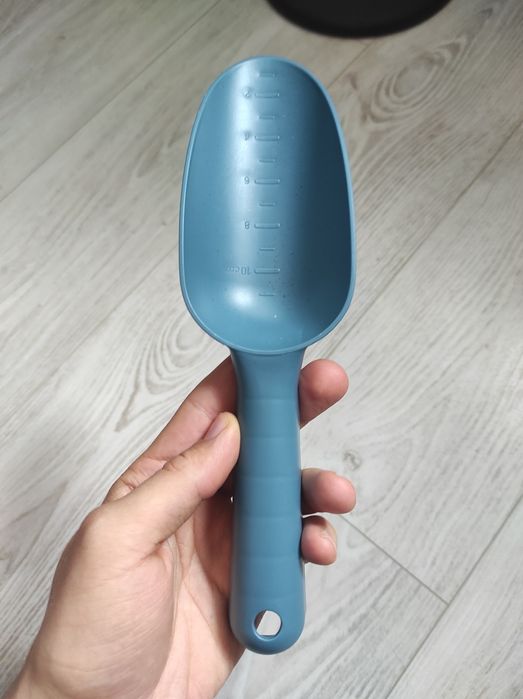 Plastikowa niebieska łopatka