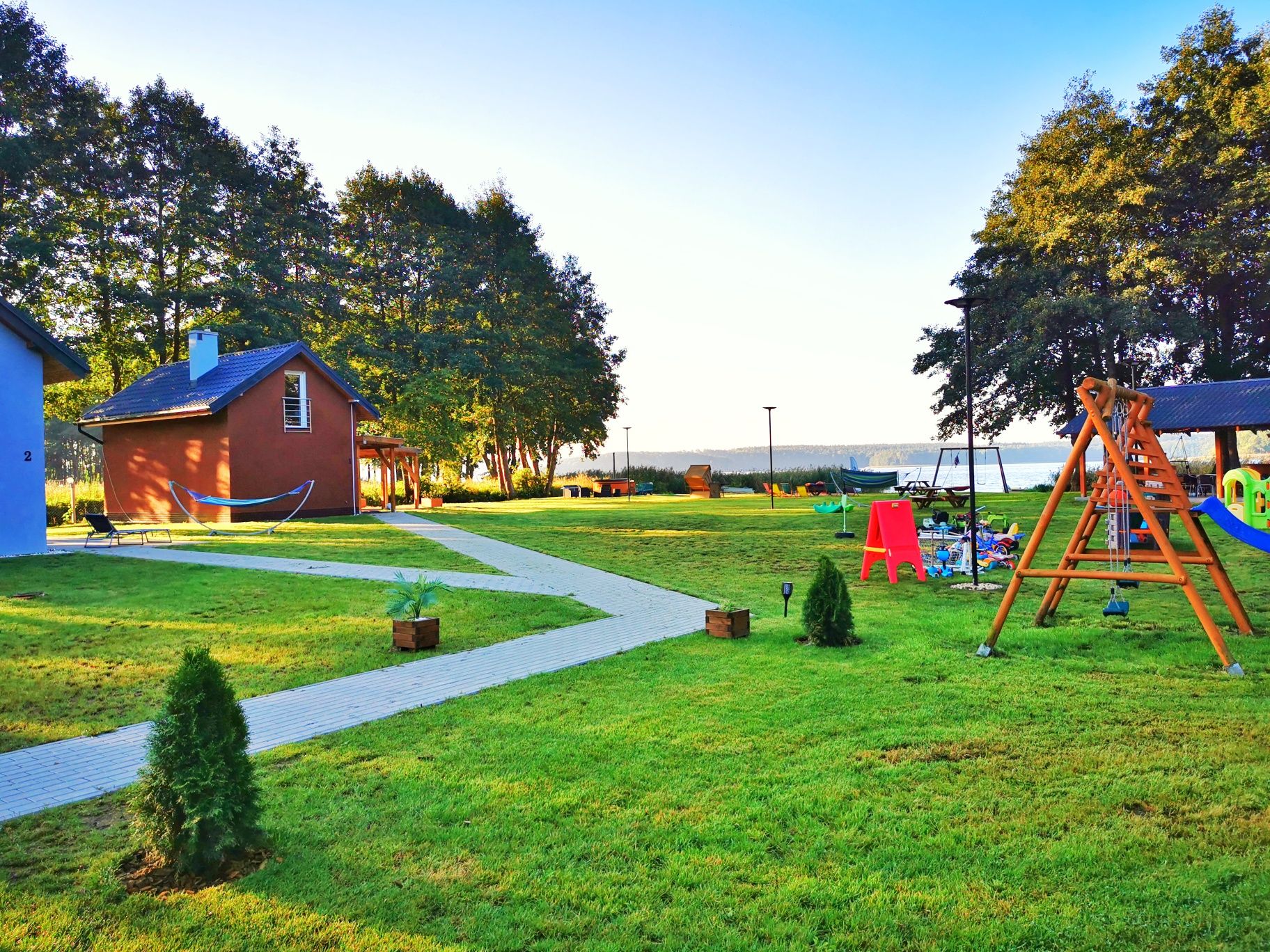 Domki nad jeziorem. PRYWATNA PLAŻA, balia z jacuzzi w cenie, SAUNA ZEW
